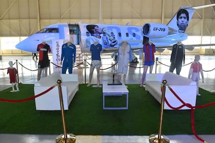 Hace tres días, en el aeropuerto internacional Hamad, de Doha, se inauguró el Maradona Fan Fest, con un avión ploteado y una colección de camisetas