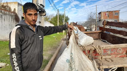 Hace tres meses, Adrián, que cumplió 33, renunció como repositor de una cadena de supermercados reconocida porque le rinde más vivir del cartón, hierro y chapa que junta en la calle: "Gano 200 mil pesos por mes"