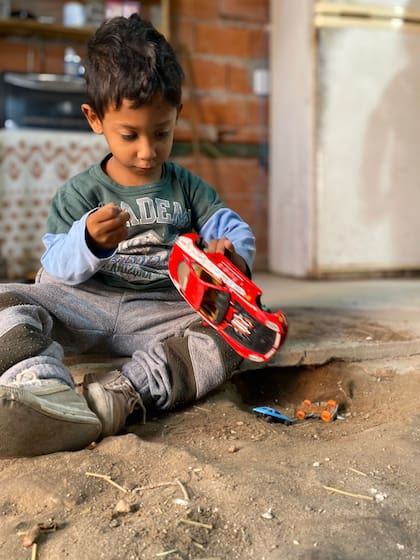 Hace un año, Bruno jugaba en el piso de tierra. Aunque hacía calor, su mamá le ponía ropa larga para prevenir enfermedades