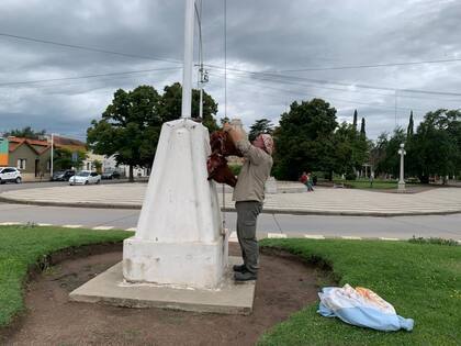 Hace un año, en señal de protesta, el productor ganadero Santiago Bertolotto colgó las cabezas de los terneros en la puerta de la municipalidad de Coronel Pringles