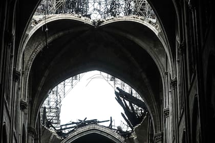 La estructura del techo fue en gran parte devorada por las llamas