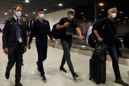 Hace un año, Novak Djokovic fue deportado de Australia por no estar vacunado contra el Covid-19; aquí, en el aeropuerto de Melbourne, junto con su entrenador Goran Ivanisevic