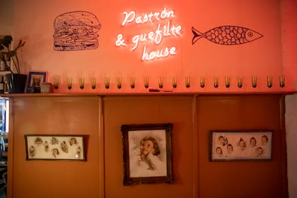 Hace un año surgió esta rotisería de comida exclusivamente judía que también tiene mesas para comer in situ.