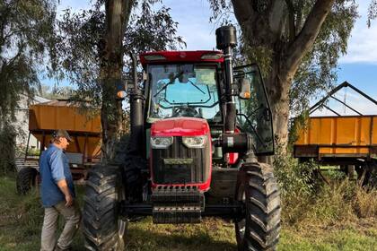 Hace un mes y medio el tractor Chery chino llegó al campo del productor Linari