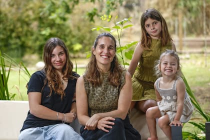 "Hace un tiempo decidimos que hicieran solo una actividad extraescolar cada una. Y que la mayoría de los días volviéramos todos a casa después del colegio y compartiéramos tiempo juntos", cuenta Agustina Calata, rodeada de sus hijas
