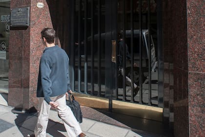 Así estaba el frente del edificio donde vivió Borges, con la placa colocada en la pared