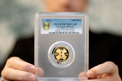 Hace una década compró una moneda de oro de 28 gramos con una denominación de 1000 bitcoins por 4.905 dólares y ahora vale 48 millones