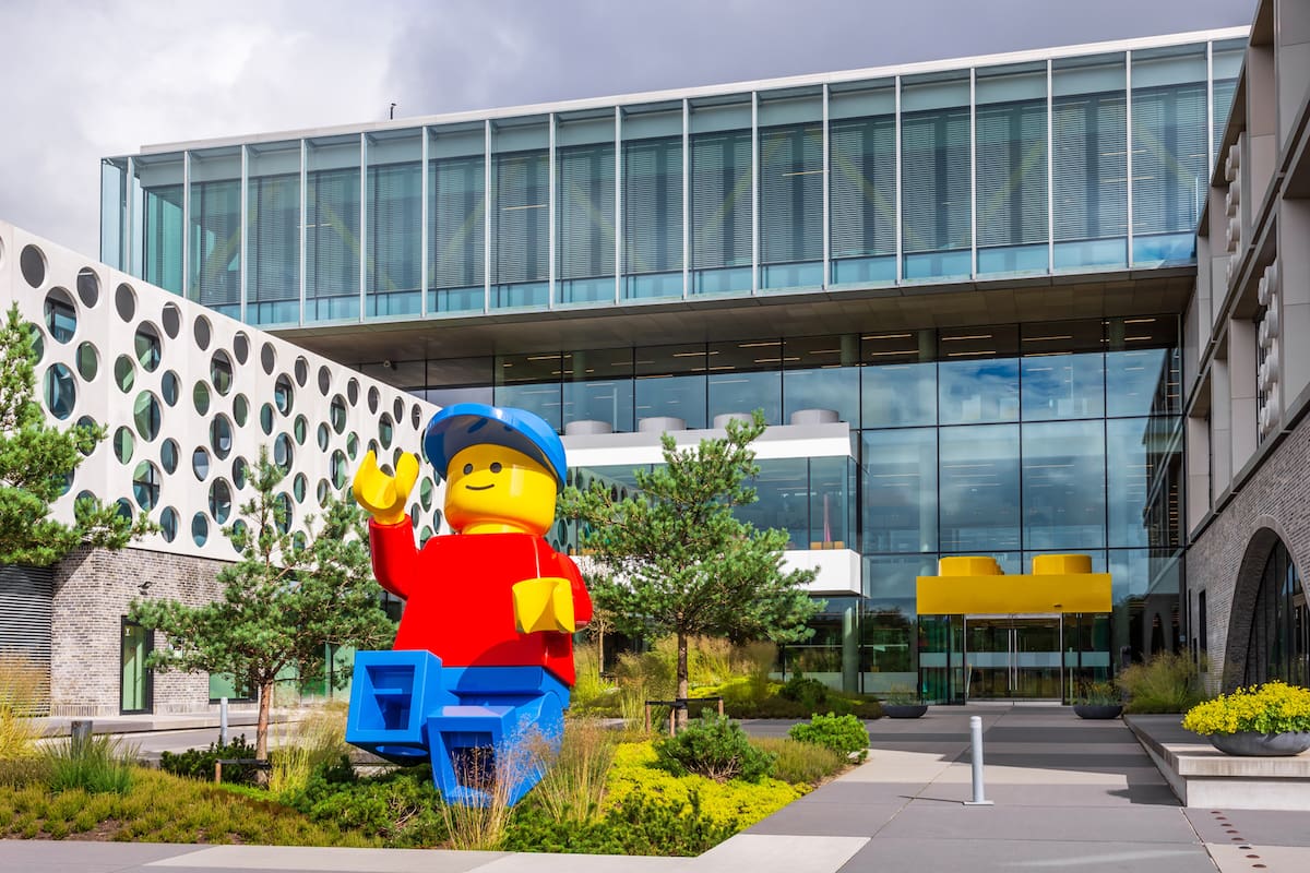 Hace una década, Lego se convirtió en el mayor fabricante de juguetes del mundo por ingresos. Hoy sus ventas son mayores que las de sus dos rivales más grandes, Mattel, creadora de Barbie, y Hasbro, fabricante de Nerf, juntas