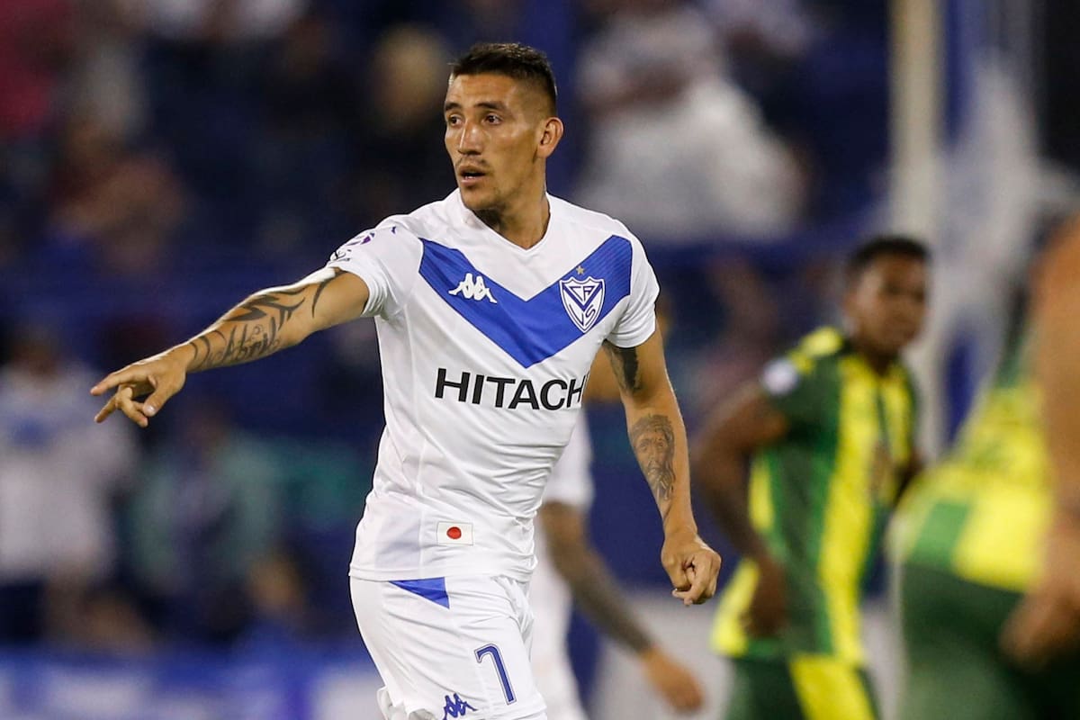 Hace una semana Ricardo Centurión llegó a un acuerdo con Vélez, pero no puede sacarse de la cabeza a Boca.