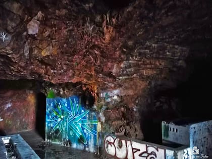 Hace unos años, así estaba el interior abandonado y pintarrajeado de la cueva (Foto: Uruguay en fotos)