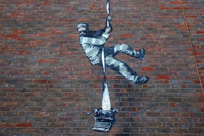 Hace unos años Banksy había dejado su marca en uno de los muros de la cárcel donde estuvo preso Oscar Wilde, el penal de Reading