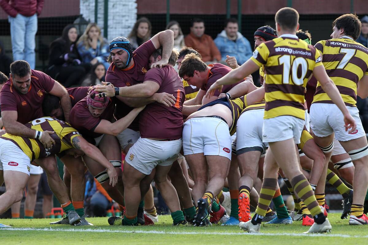 Hace unos años Newman era reconocido por su juego de backs; ahora, el puntero del Top 13 es un equipo integral, cuyos forwards son dominantes, como en esta acción ante Belgrano.