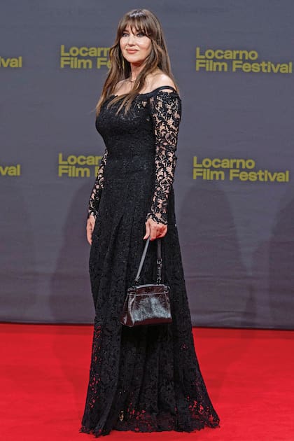 Hace unos días, deslumbró en la alfombra roja de la película La invitación en el 79° Festival de Cine de Locarno, Suiza. A los 61 años, la actriz sorprende por su belleza natural
