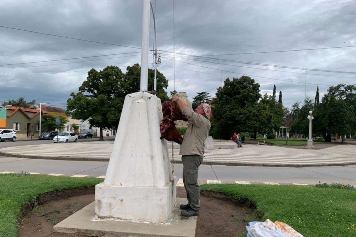 Hace unos días, el productor ganadero Santiago Bertolotto colgó en el mástil de una bandera las cabezas de los terneros que le faenaron en el campo