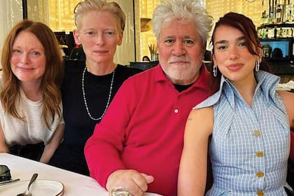 Hace unos días, Julianne Moore, Tilda Swinton, Pedro Almodóvar y Dua Lipa compartieron un almuerzo en Madrid. Tras hacerse pública la imagen, enseguida comenzaron a correr los rumores de un posible nuevo proyecto de la cantante con el famoso realizador español.
