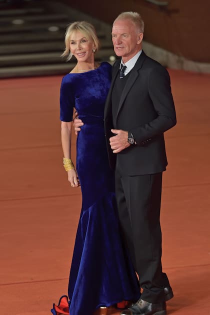 Hace unos días, la pareja desfiló por la red carpet de la última edición del Festival de Cine de Roma. Allí la realizadora estrenó su tercera película, "Posso entrare? An Ode to Naples" con un vestido largo de terciopelo azul en el Auditorio Parco della Musica.