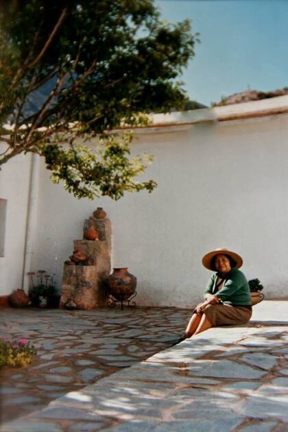 Susana Pariente, sobrina de Barbarita Cruz, en la casa de la artista, hoy convertida en museo y posada de cuatro habitaciones.
