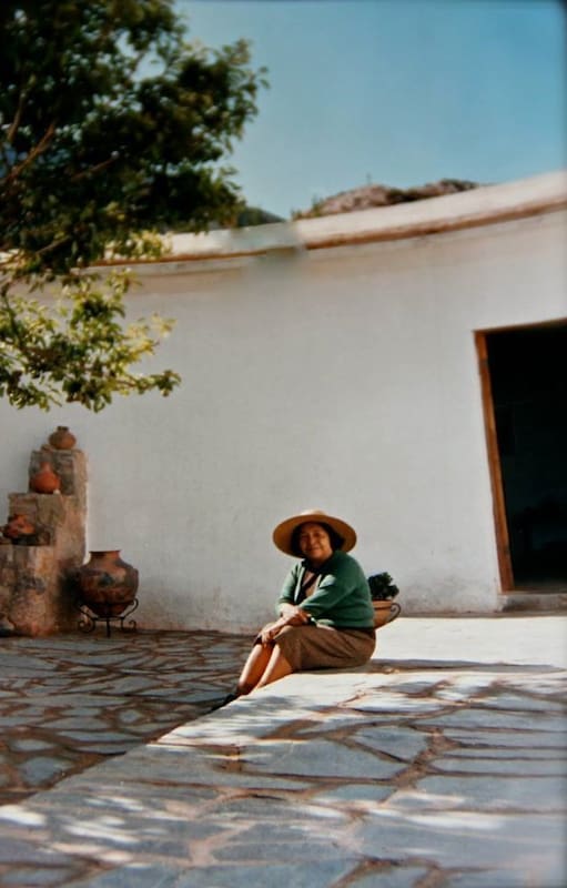 Hace varios años, la pionera Barbarita Cruz sentada en la puerta de su casa, una verdadera usina de cultura donde refugió a grandes artistas, enseñó a pintar y a modelar con arcilla, escribió y cantó numerosas coplas.