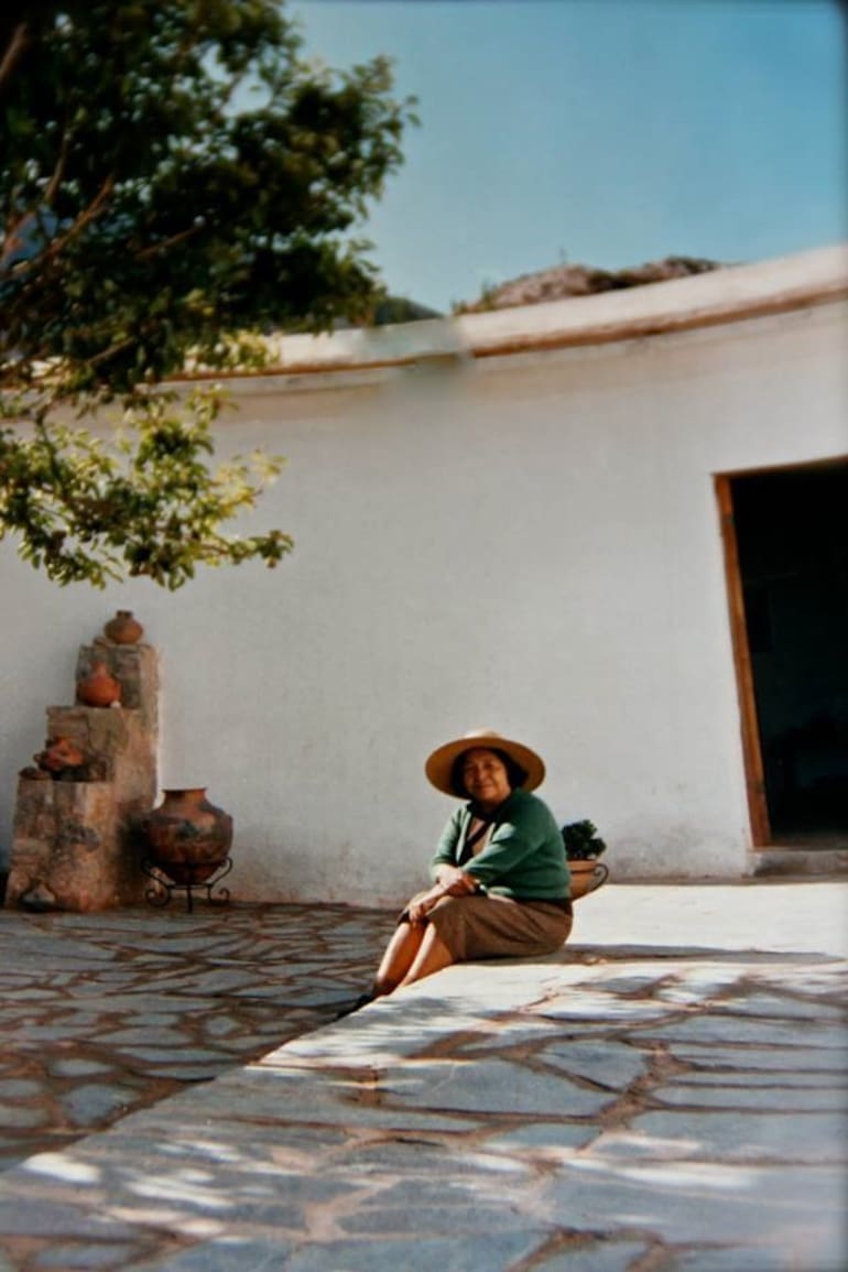 Hace varios años, la pionera Barbarita Cruz sentada en la puerta de su casa, una verdadera usina de cultura donde refugió a grandes artistas, enseñó a pintar y a modelar con arcilla, escribió y cantó numerosas coplas.