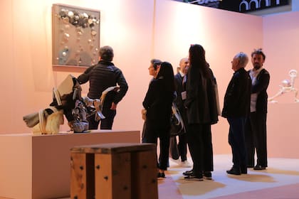 Hace ya 16 años que la empresa líder de seguros acompaña la prestigiosa feria: este año lo hizo con "Después de la naturaleza", curado por Sofía Dourron.