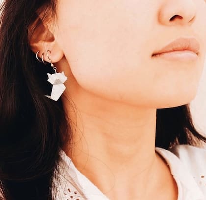 Hacen aros y collares con distintos símbolos japoneses, desde la grulla hasta el cerezo y también el gatito.