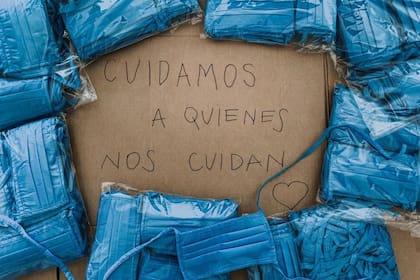 En Bisovi hacen barbijos y otros insumos con la tela fiselina que tenían destinada a hacer las bolsas de su negocio de ropa.