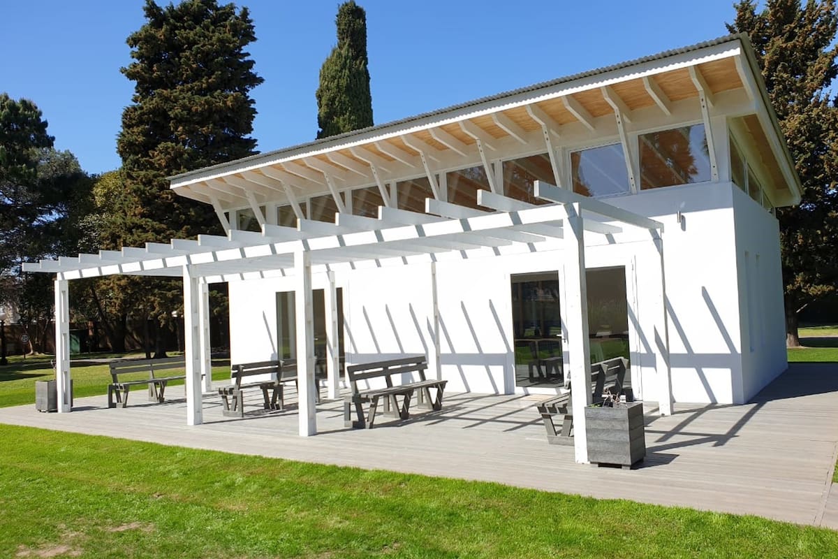 Hacen casas con botellas de plásticos: la empresa social de alcance nacional