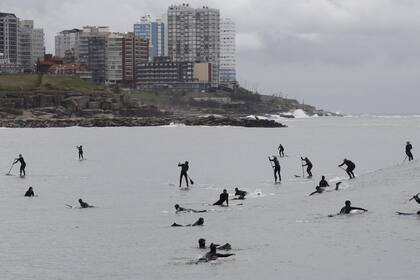 Hacen olas. Una surfeada masiva durante la pandemia para pedir el regreso de las tablas al mar, que ya está habilitado para todos los veraneantes