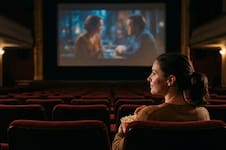 Según la psicología, los que no van acompañados al cine no son solitarios, ya que es un acto de salud mental y empoderamiento personal