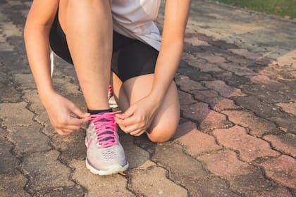 Hacer ejercicio al aire libre requiere una importante hidratación (Foto Pexels)