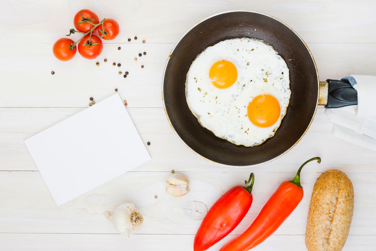 Hacer el huevo frito perfecto y que llegue intacto al plato es más fácil de lo que parece (Foto: Freepik)