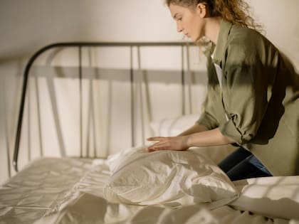 Hacer la cama tan solo lleva un par de minutos y se puede colaborar para reducir los niveles de estrés