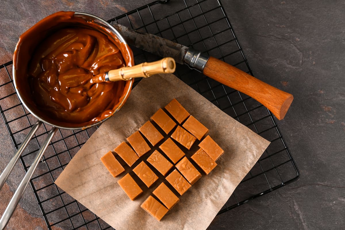 Hacer la salsa de caramelo mantecoso conocida como toffee es sencillo.