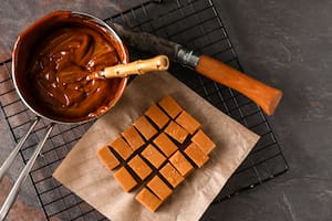 Hacer la salsa de caramelo mantecoso conocida como toffee es sencillo.