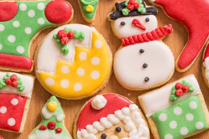 Hacer las galletitas navideñas es una linda propuesta para compartir en familia