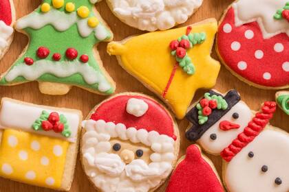 Hacer las galletitas navideñas es una linda propuesta para compartir en familia