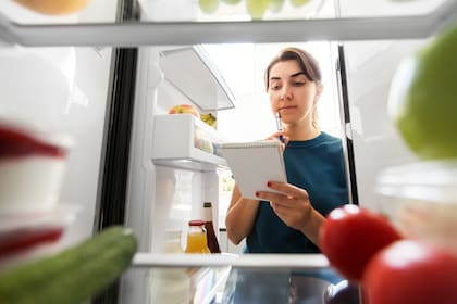 Hacer listas de lo que tenemos en la heladera ayuda a no tirar comida