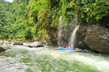 Hacer rafting por el río Pacuare es tan sola una de las actividades que ofrece Costa Rica a sus visitantes, siempre con la consigna de respetar la naturaleza y la biodiversidad