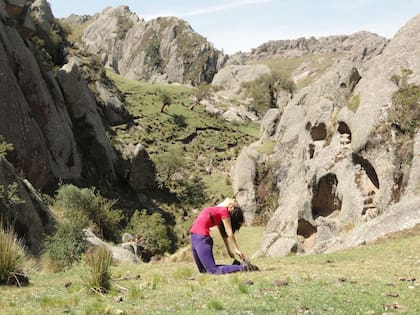Hacer yoga, una de las recomendaciones del movimiento mindful travel