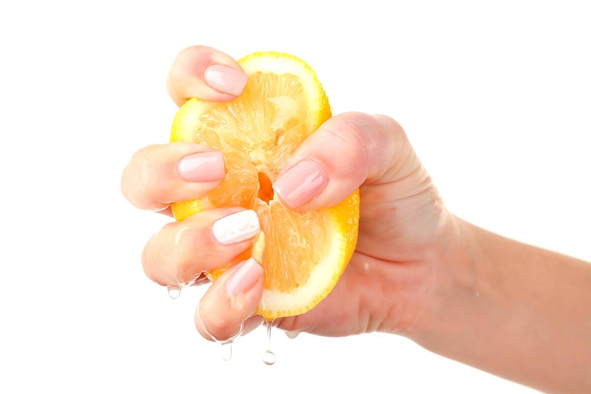 Hacerlo a mano suele no sacar todo lo que el limón tiene para dar