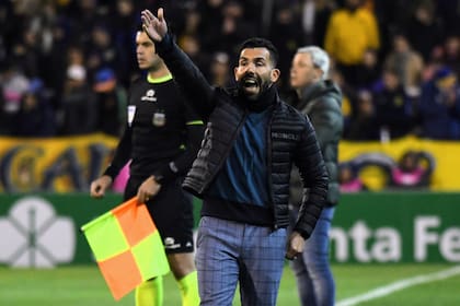 Hacia allá: Carlos Tevez vive con intensidad Central vs. Sarmiento.