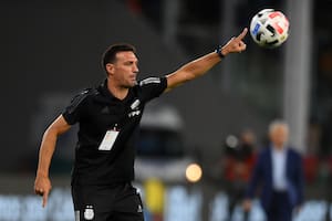 Hacia allá vamos: el técnico Lionel Scaloni da instrucciones a sus jugadores durante el partido
