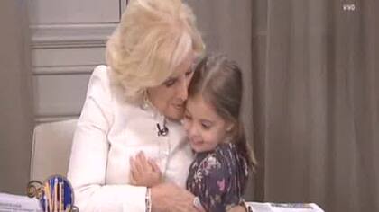 Hacia el final de programa, Antonia Macri apareció y abrazó a Mirtha Legrand