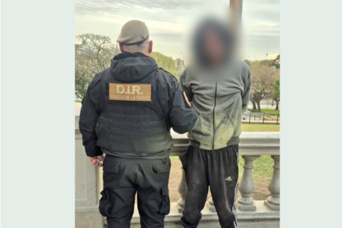 Hacía gestos obscenos a pocos metros de una plaza de juegos repleta de niños: lo condenaron a seis meses de prisión.