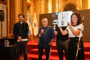 Hacia la Bienal de Historieta porteña: Tute, José Muñoz, Martín Ramón (detrás del dibujo) y la ministra Gabriela Ricardes