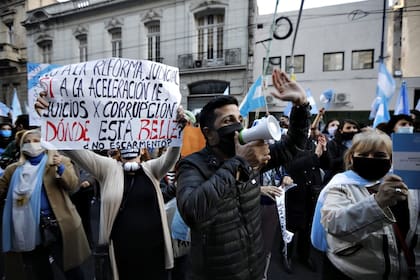 Hacia la tarde continúan las manifestaciones en los alrededores del Congreso