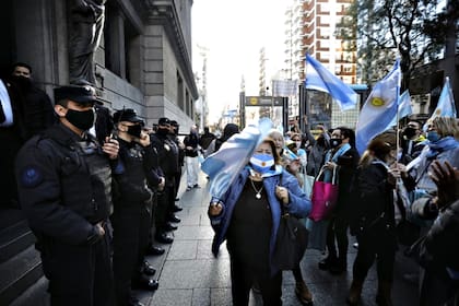 Hacia la tarde continúan las manifestaciones en los alrededores del Congreso