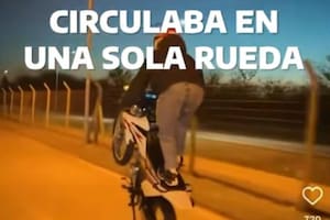 Hacía “wheelie”y zigzagueaba entre los autos parado en el asiento: le suspendieron la licencia hasta 2099