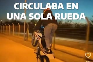 Hacía “wheelie”y zigzagueaba entre los autos parado en el asiento: le suspendieron la licencia hasta 2099