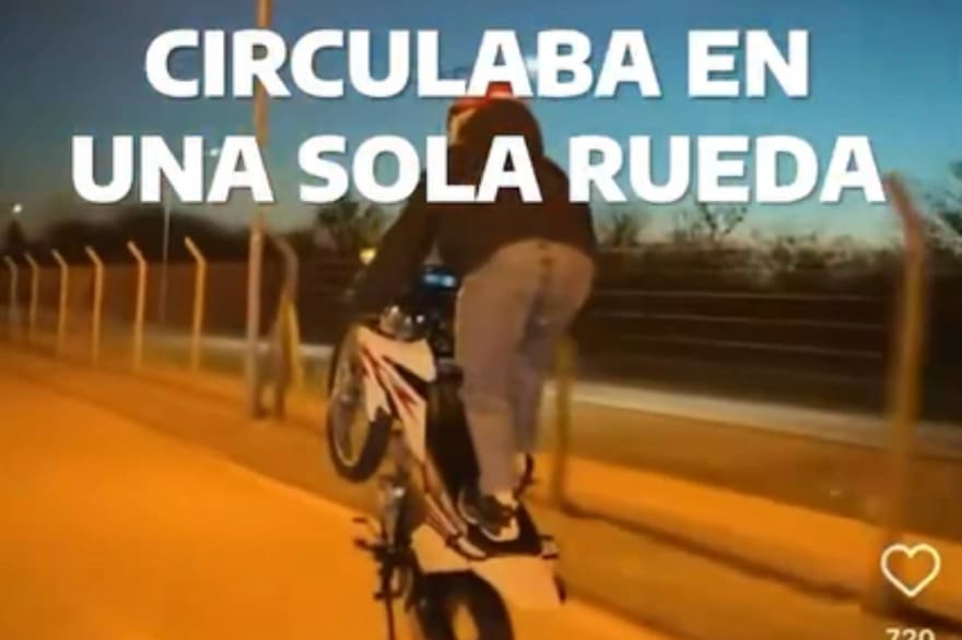Hacía “wheelie”y zigzagueaba entre los autos parado en el asiento: le suspendieron la licencia hasta 2099 Hacía “wheelie”y zigzagueaba entre los autos parado en el asiento: le suspendieron la licencia hasta 2099